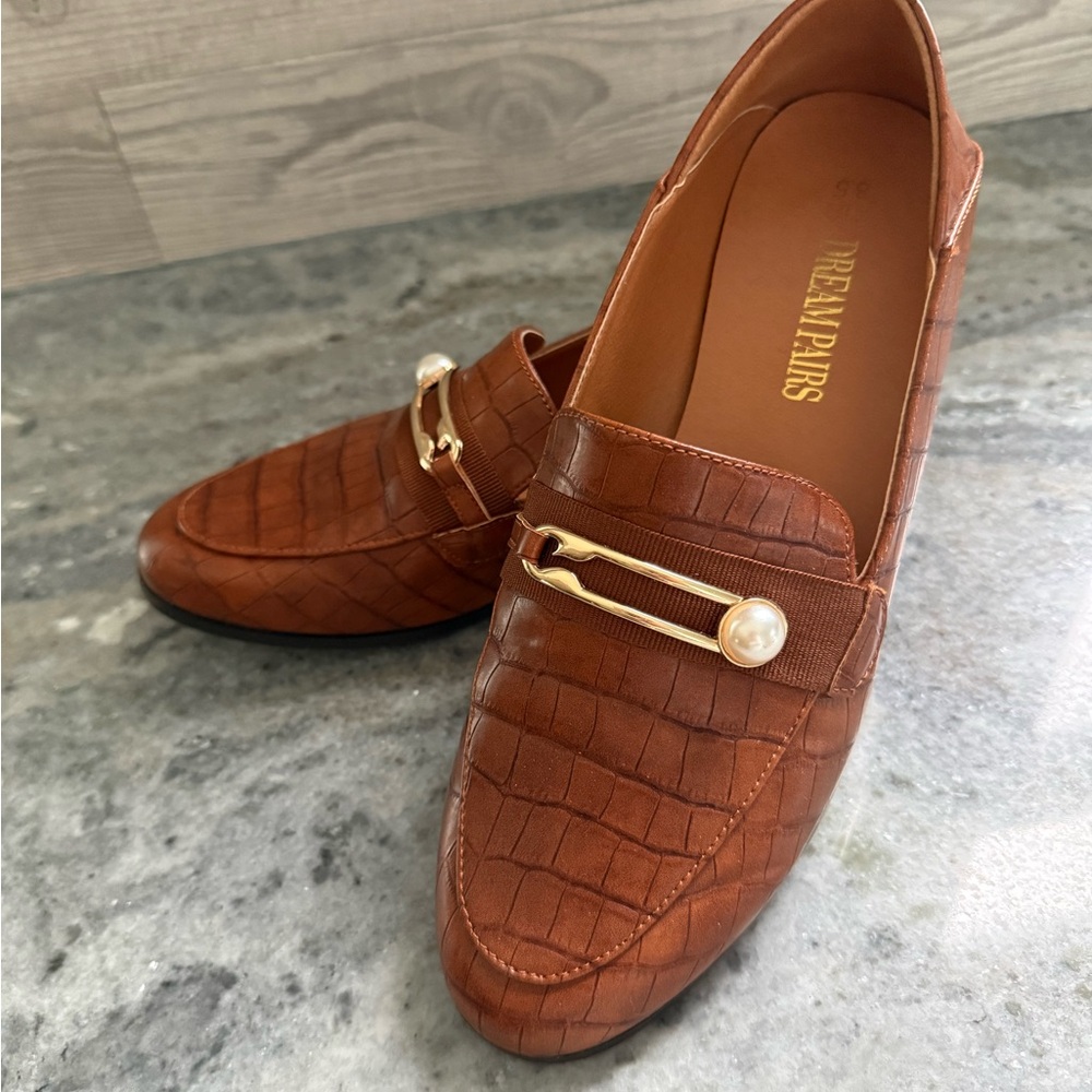 Dream Pairs Women’s Tan Croc-Embossed Loafers with Gold Bar and Pearl